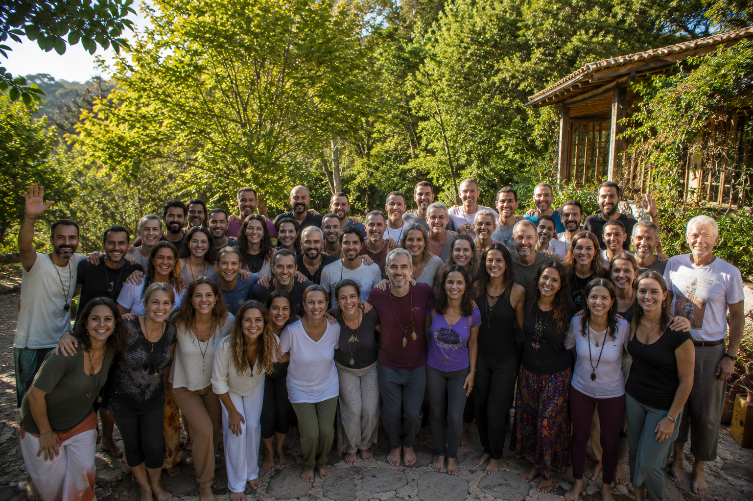 Participantes del retiro holístico de coaching disfrutando experiencias de sanación y bienestar