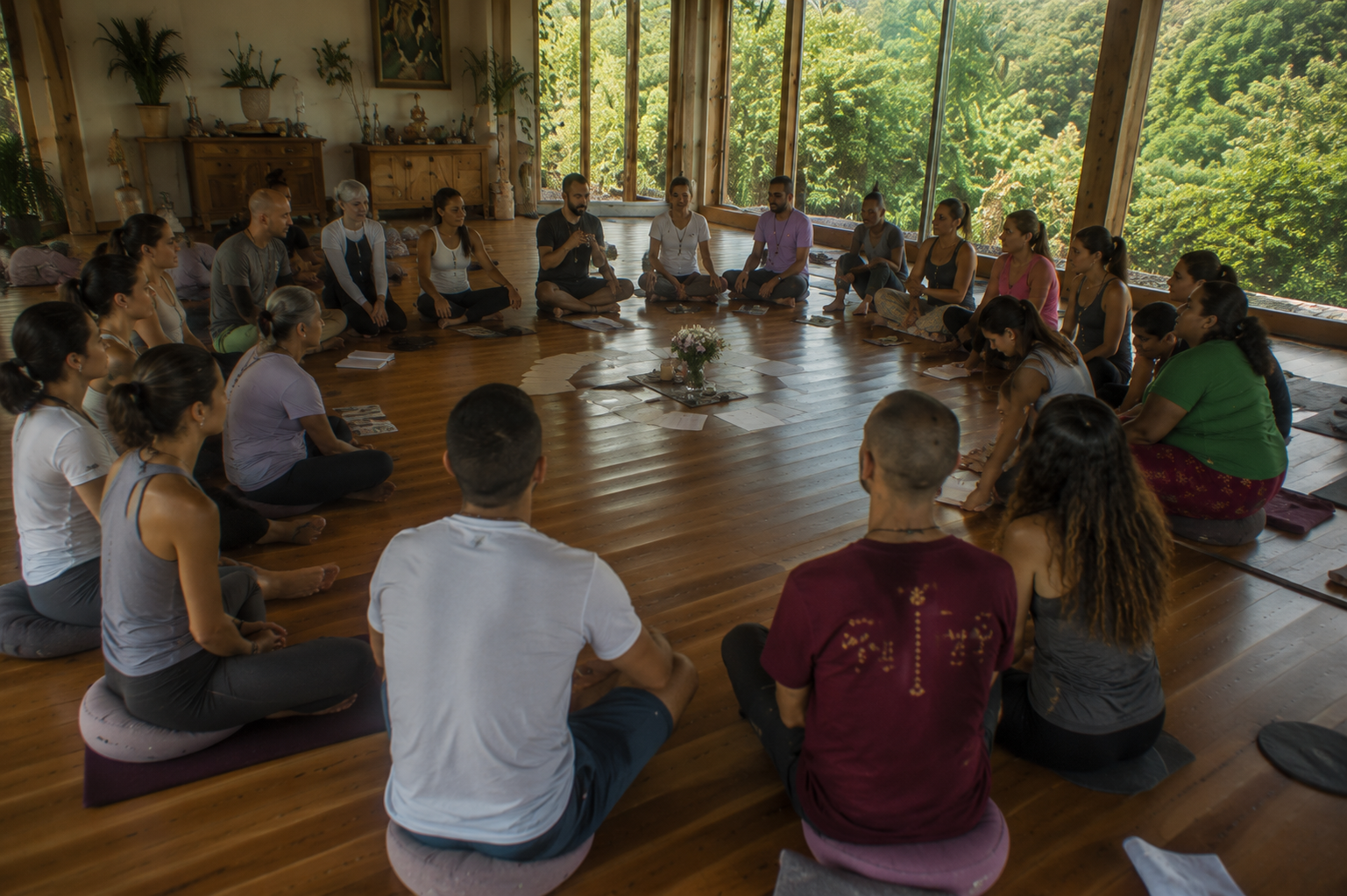 Participantes del retiro holístico de coaching disfrutando experiencias de sanación y bienestar