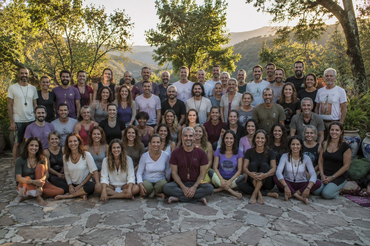 Participantes del retiro holístico de coaching disfrutando experiencias de sanación y bienestar