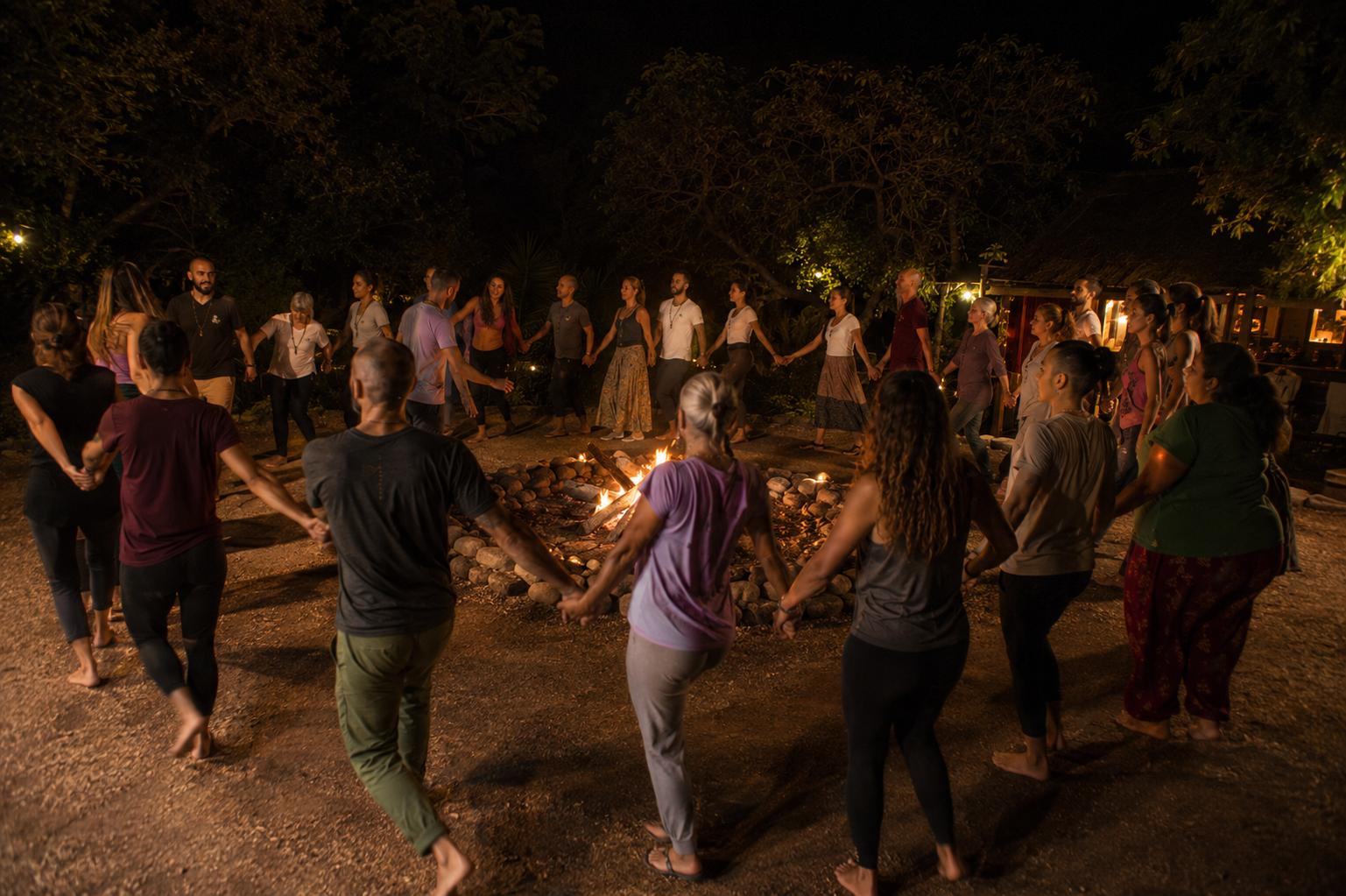 Participantes del retiro holístico de coaching disfrutando experiencias de sanación y bienestar